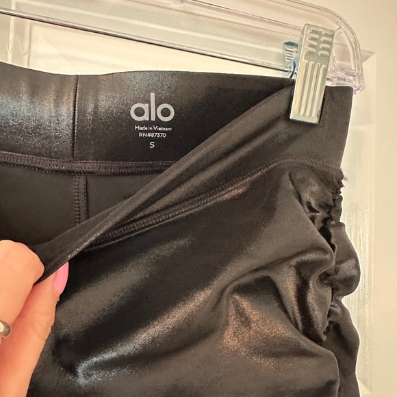 ALO Ruched Cinched Shiny Black Leggings - Picture 4 of 4